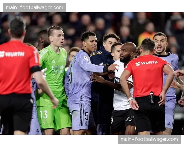 镜头捕捉:尼斯主帅法雷奥利因抗议判罚,被主裁判出示黄牌警告 镜头捕捉:尼斯主帅法雷奥利因抗议判罚,被主裁判出示黄牌警告